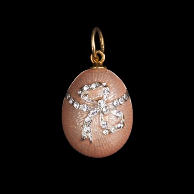 Zawieszka jajko Faberge, zdobiona różową emalią i cyrkoniami. Srebro złocone.